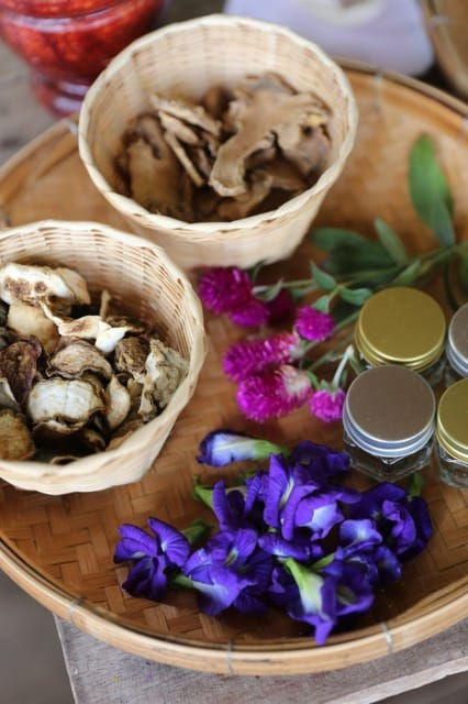 chiang-mai-making-herbal-ball-and-inhaler