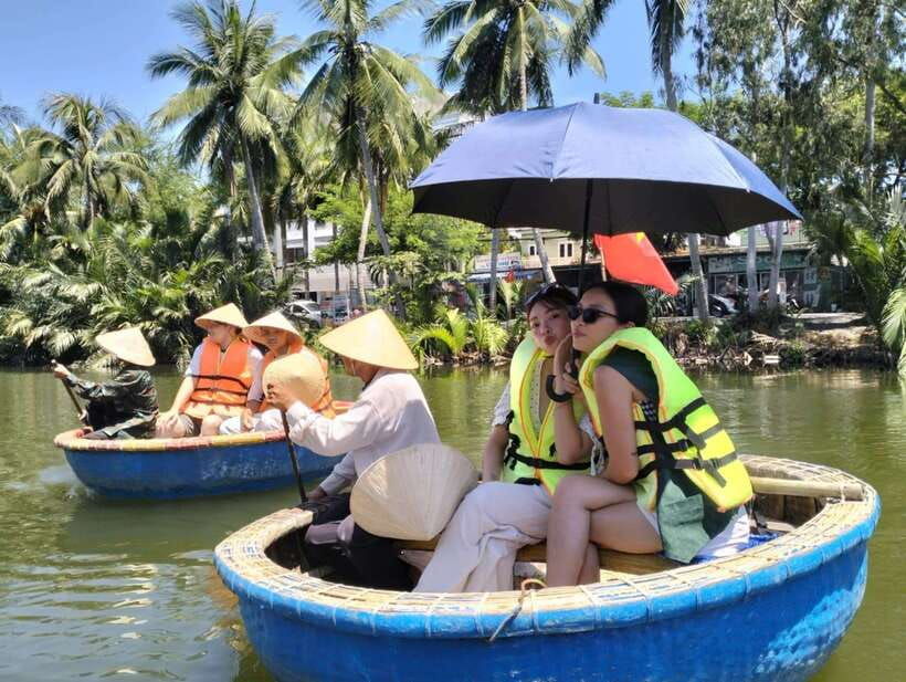 coconut-boat-rowing-in-thanh-dong-village
