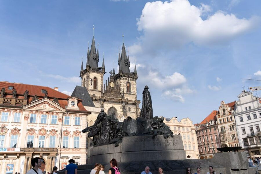 drunken-monkey-almost-free-tour-pragues-top-sights1-drink