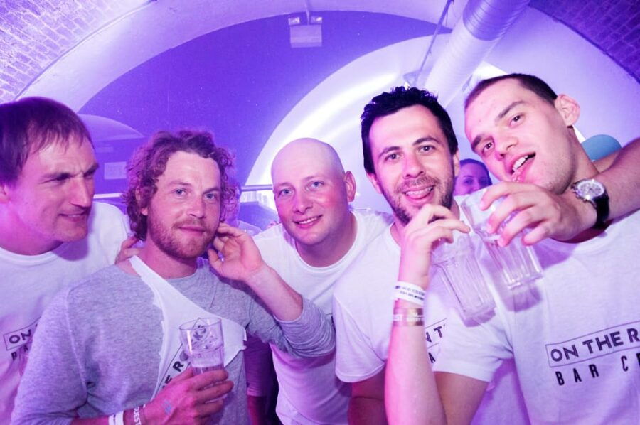 edinburghs-best-bar-crawl-free-shots-discounts-photos