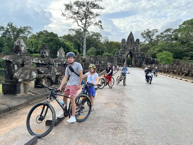 explore-angkor-wat-by-bike-and-sunset