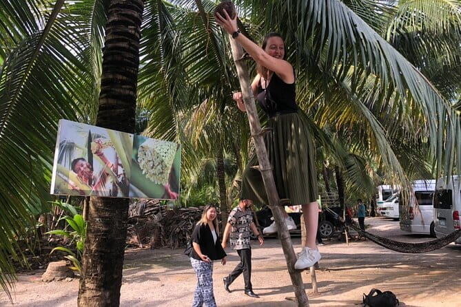 Floating and Railway Markets with Kwan Damnoen Restuarant - What Makes This Tour Stand Out