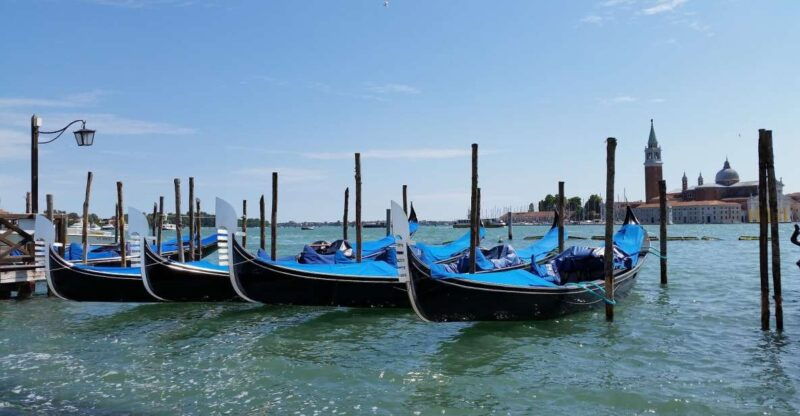 gondola-tour-with-four-seasons-concert-by-venice-in-gondola