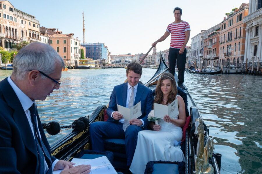 grand-canal-renew-your-wedding-vows-on-a-venetian-gondola