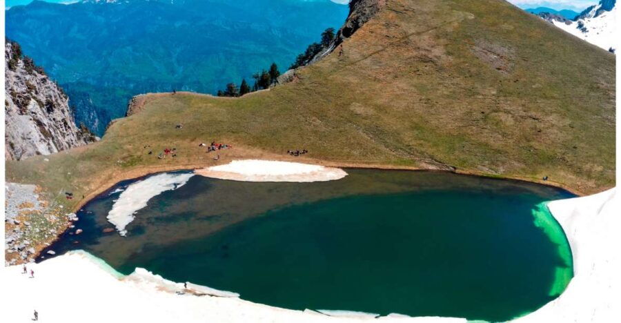 guided-hiking-tour-to-the-dragon-lake-of-mountain-tymfi