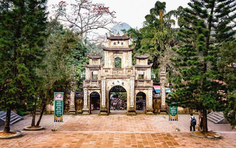 ha-noi-explore-quang-phu-cau-and-perfume-pagoda