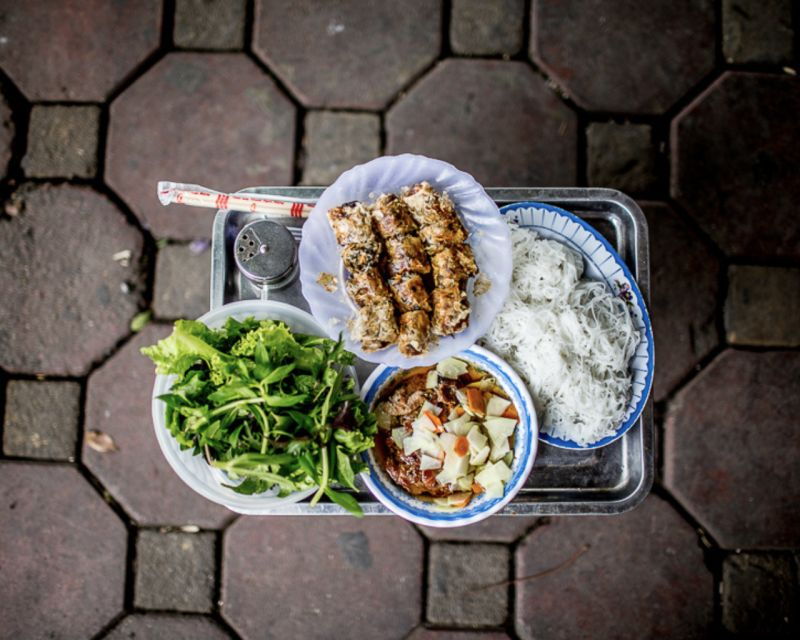 hanoi-7-tastings-street-food-tour-with-train-street