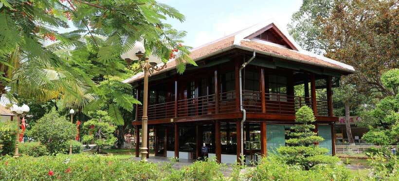 hanoi-city-motorbike-to-old-quarter-ho-chi-minh-tomb