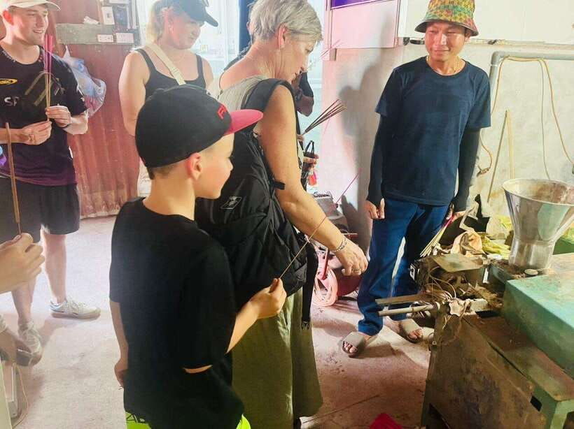 hanoi-incense-hat-lacquer-art-making-tour-train-street