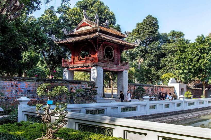 hanoi-motorbiking-to-train-street-and-temple-of-literature