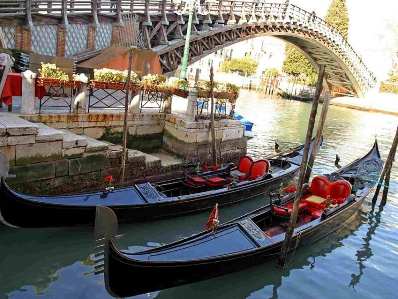 hidden-venice-grand-canal-walking-tour-and-gondola-ride