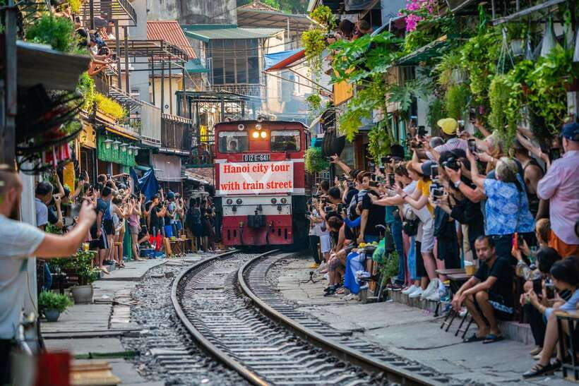 highlight-hanoi-city-tour-with-train-street