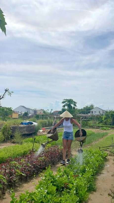 hoi-an-biking-countryside-cooking-class-in-tra-que-vegetable