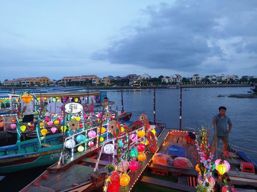 hoi-an-boat-lantern-with-release-flower-hoai-river-at-night