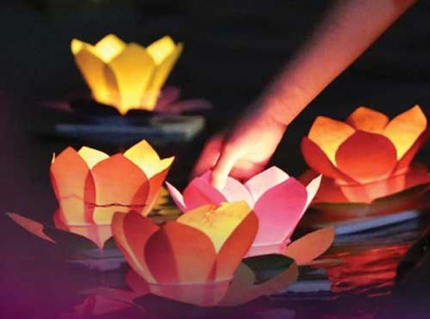 hoi-an-boat-ride-on-hoai-river-release-the-flower-lantern