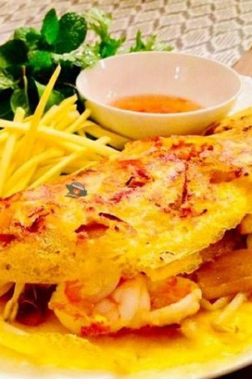 hoi-an-city-tour-boat-ride-release-flower-lantern-on-river