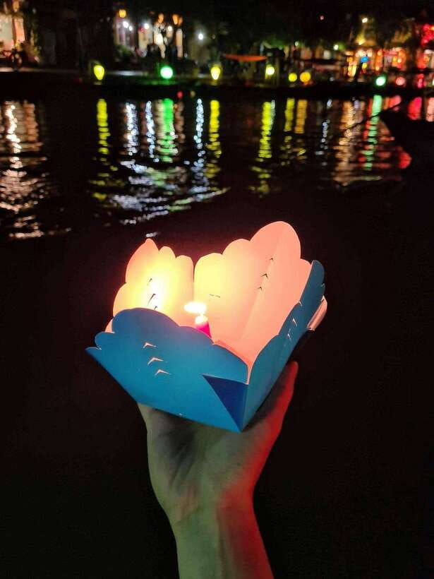 hoi-an-city-tour-boat-ride-release-flower-lantern