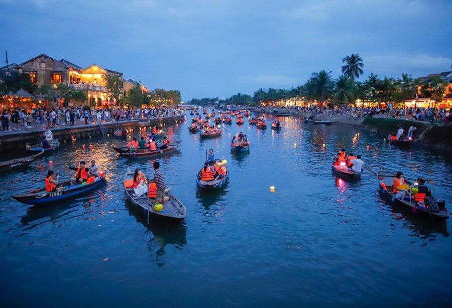 hoi-an-floating-flower-lantern-river-boat-ride-at-night
