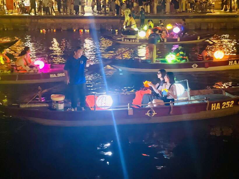 hoi-an-hoai-river-boat-ride-with-flower-lantern-release