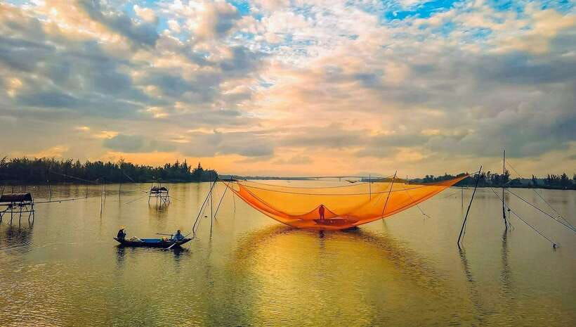 hoi-an-jeep-sunset-adventure-enjoy-cocktails-local-food