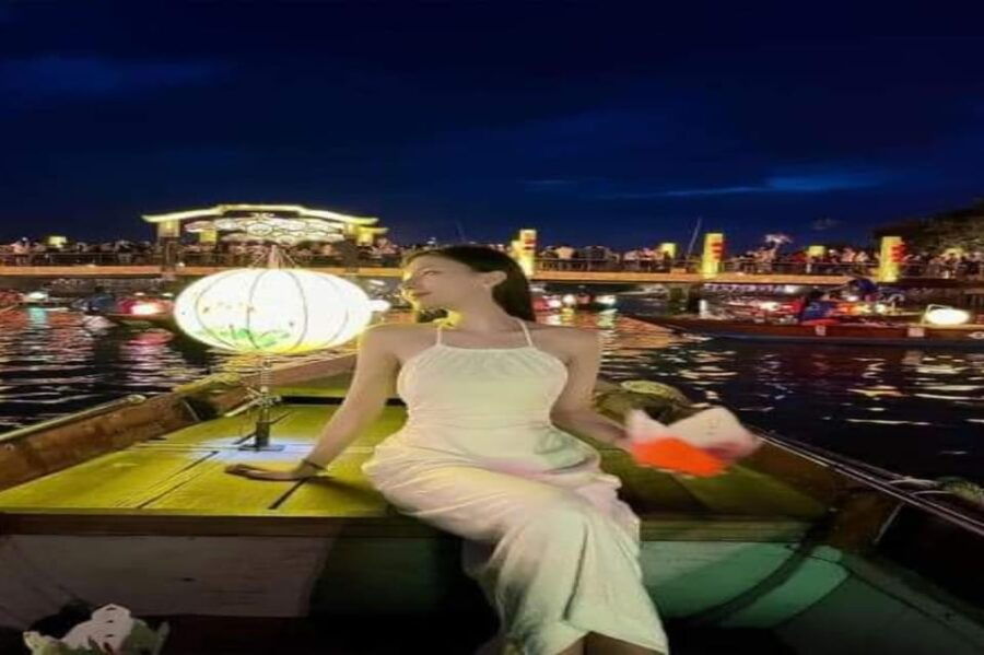 hoi-an-lantern-boat-ride-release-lanterns