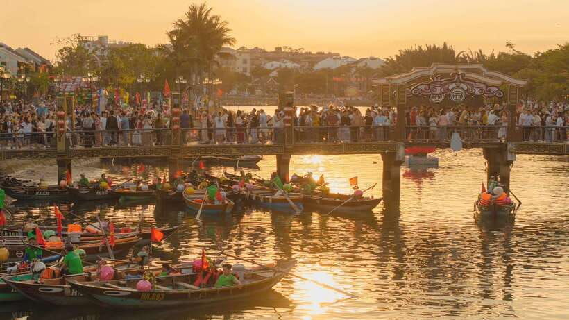 hoi-an-lantern-boat-trip-release-lantern