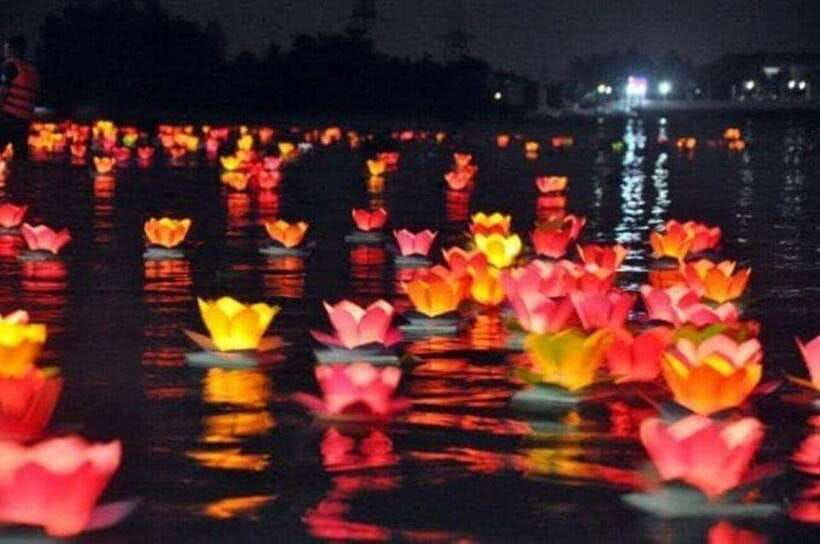 hoi-an-private-night-boat-trip-release-lantern-on-river
