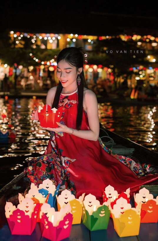 hoi-an-street-food-ride-boat-to-release-lantern-on-river