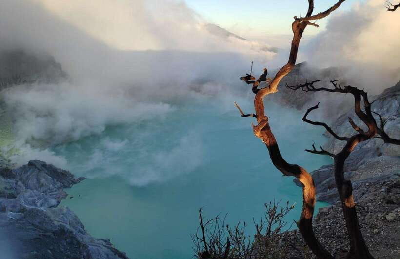 ijen-blue-fire-midnight-trek-and-sunrise-adventure
