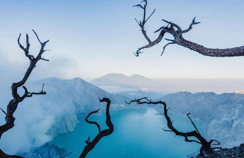 ijen-crater-blue-flame-trek-volcano-sulfur-experience