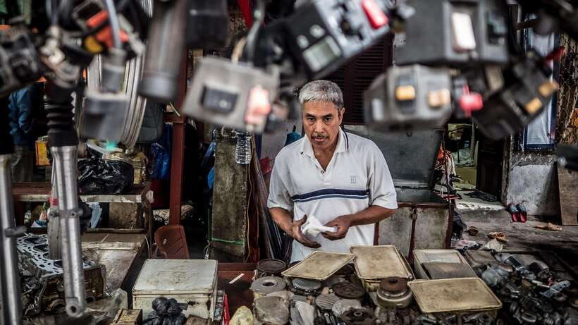into-the-thieves-market-hanoi-photography-tour