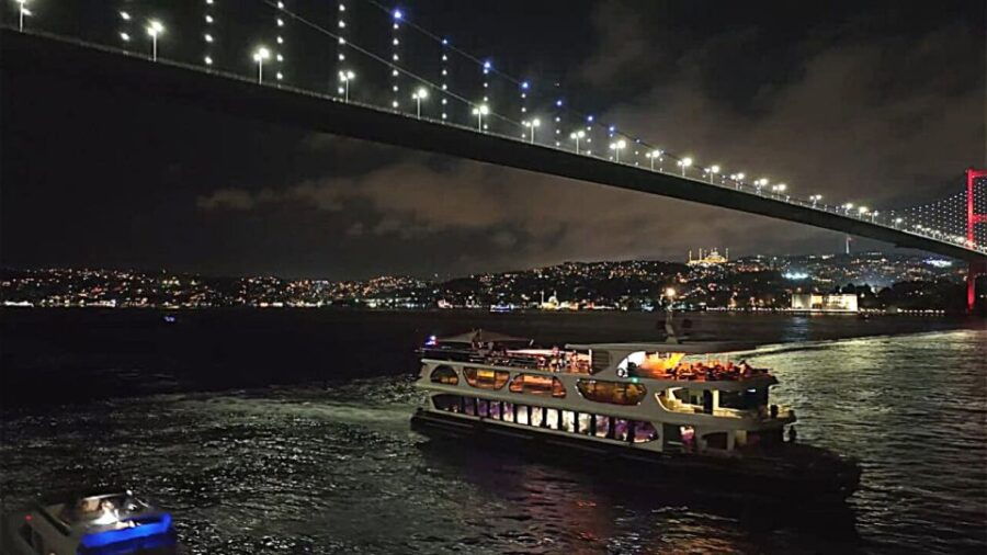 istanbul-bosphorus-dinner-cruise-with-drinks-turkish-show