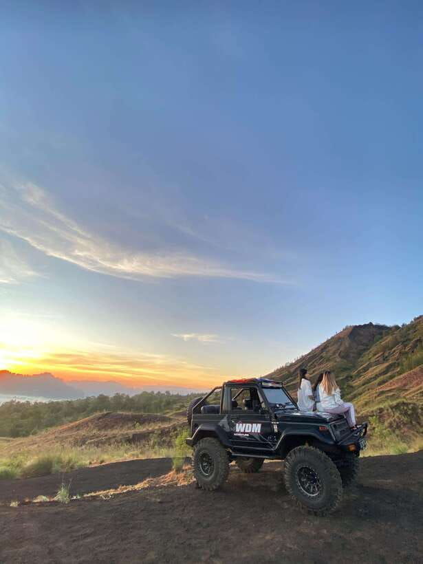 jeep-4wd-with-sunrise-black-lava