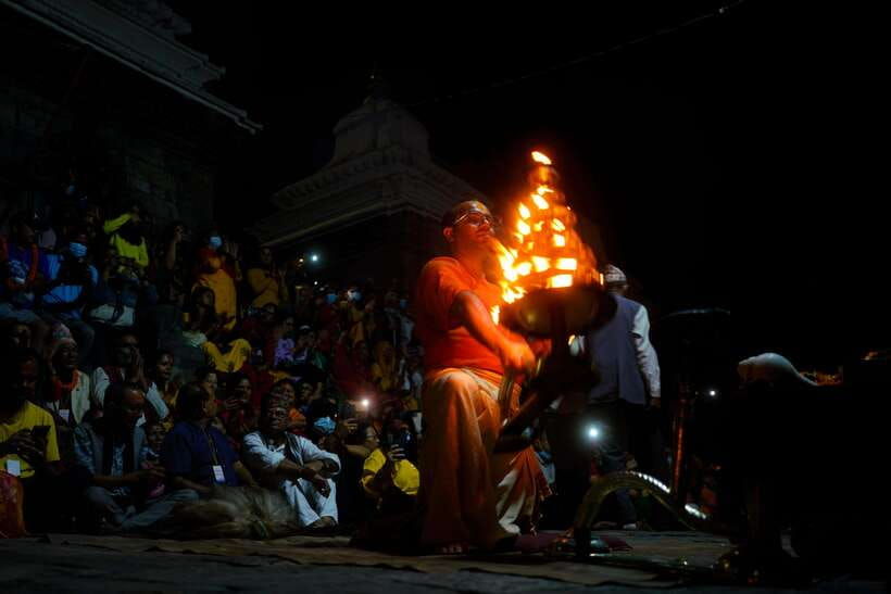 kathmandu-pashupatinath-temple-evening-aarati-tour-3