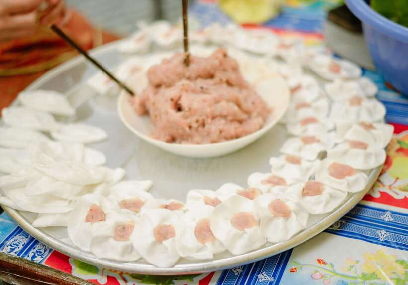 lantern-boat-trip-walking-local-food-tour