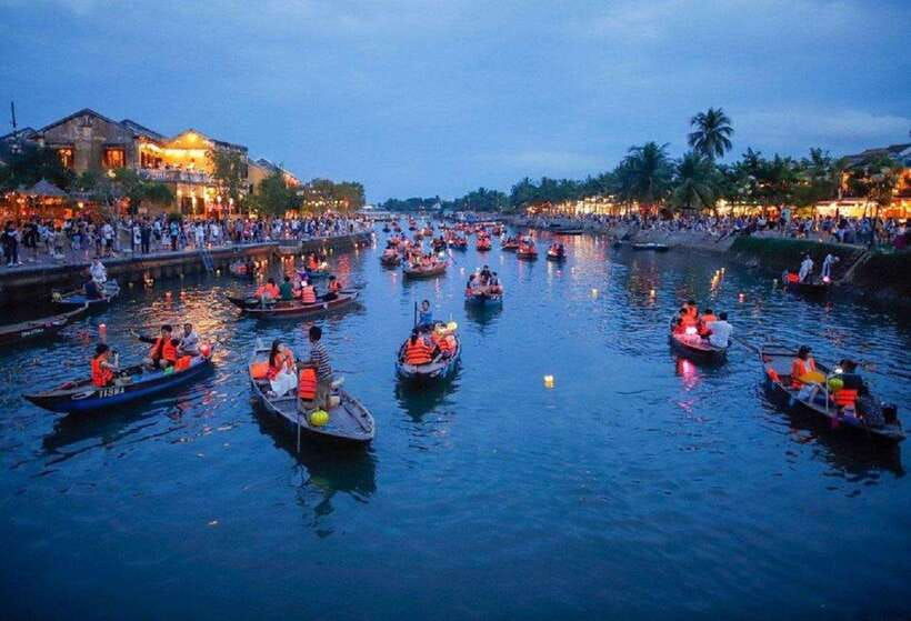 lantern-release-and-night-river-boat-experience-in-hoi-an