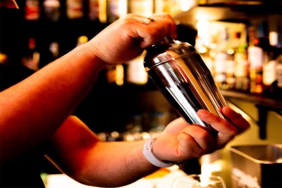 lisbon-18-hole-indoor-minigolf-ticket-with-bar-area