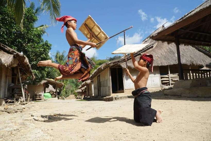 lombok-traditional-pottery-sukarara-weaving-tanjung-aan