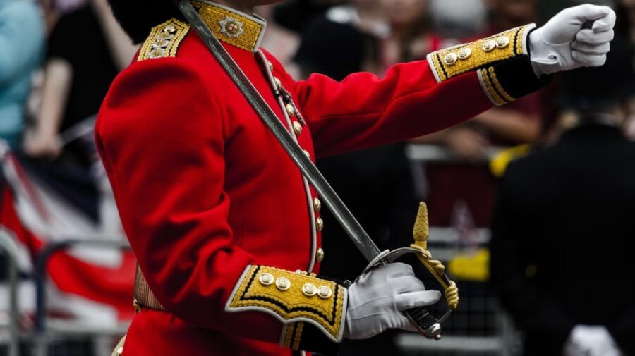 london-buckingham-palace-and-changing-of-the-guard