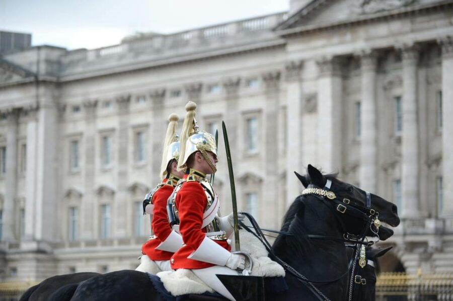 london-buckingham-palace-and-changing-of-the-guards-tour