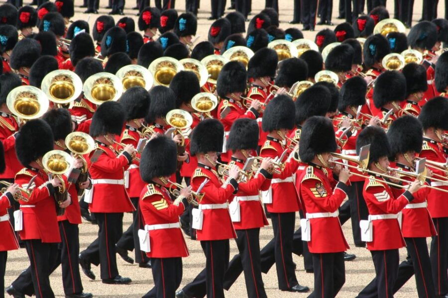 london-buckingham-palace-changing-of-the-guard-guided-tour