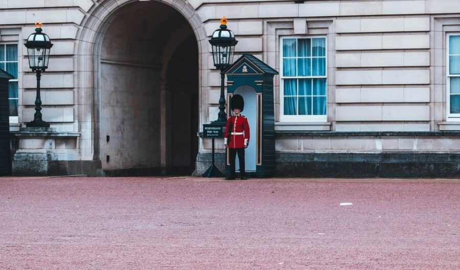 london-changing-of-the-guard-experience-and-landmarks-tour-2