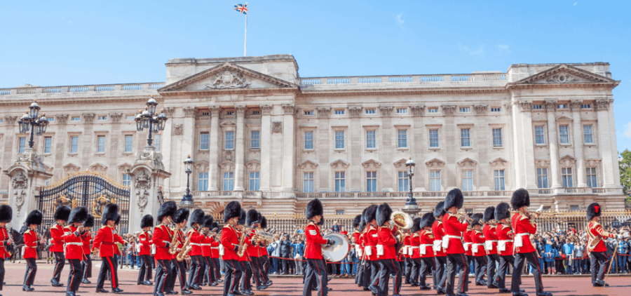 london-changing-of-the-guard-with-a-an-app