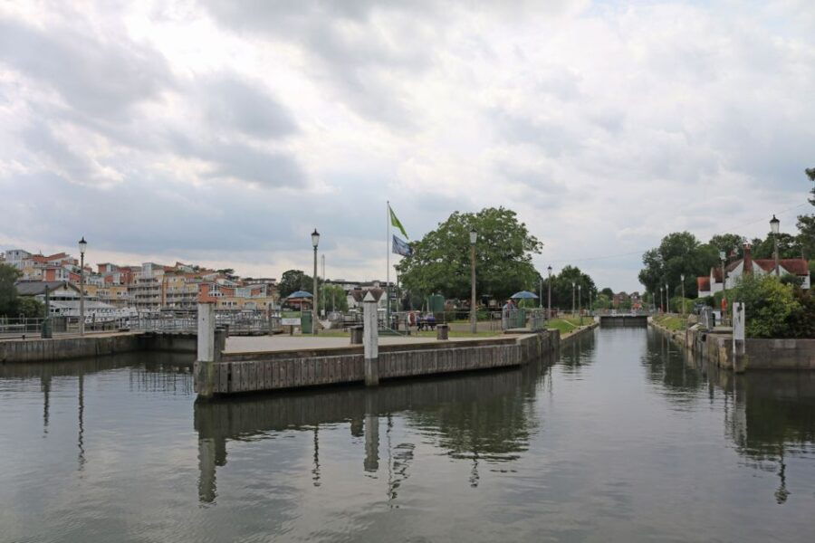 london-hampton-court-to-kew-river-thames-cruise