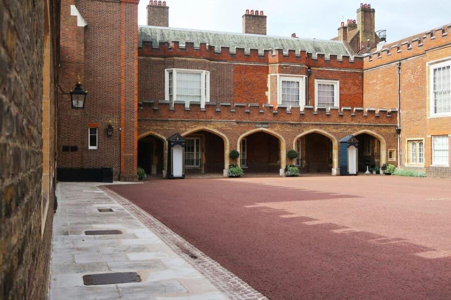 london-royal-walking-tour-with-guard-change-royal-mews