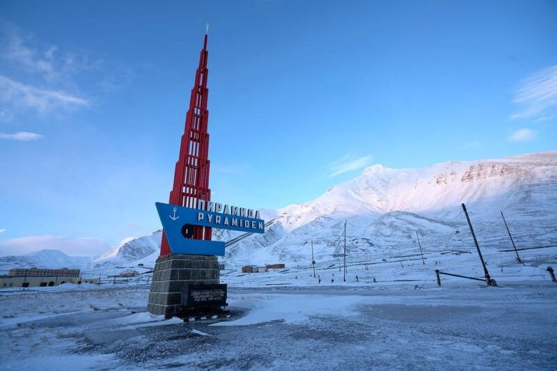 longyearbyen-3-day-snowmobile-tour-to-pyramiden
