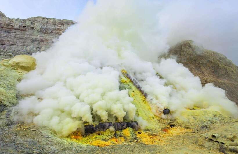 mount-ijen-blue-fire-trekking-sunrise-and-sulfur-mines