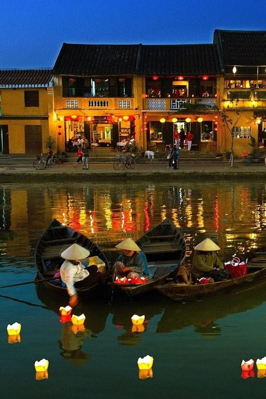 night-boat-trip-and-floating-lantern-on-hoai-river-hoi-an-3
