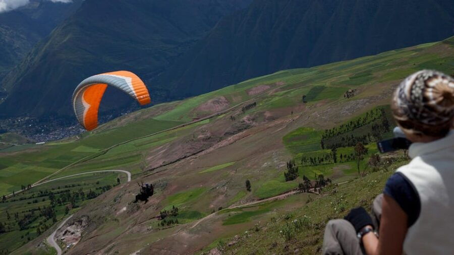 paragliding-flight-through-the-sacred-valley-of-the-incas