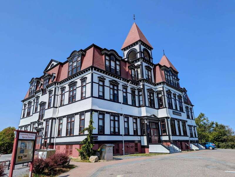 peggys-cove-lunenburg-2-hidden-gems-full-day-tour-2